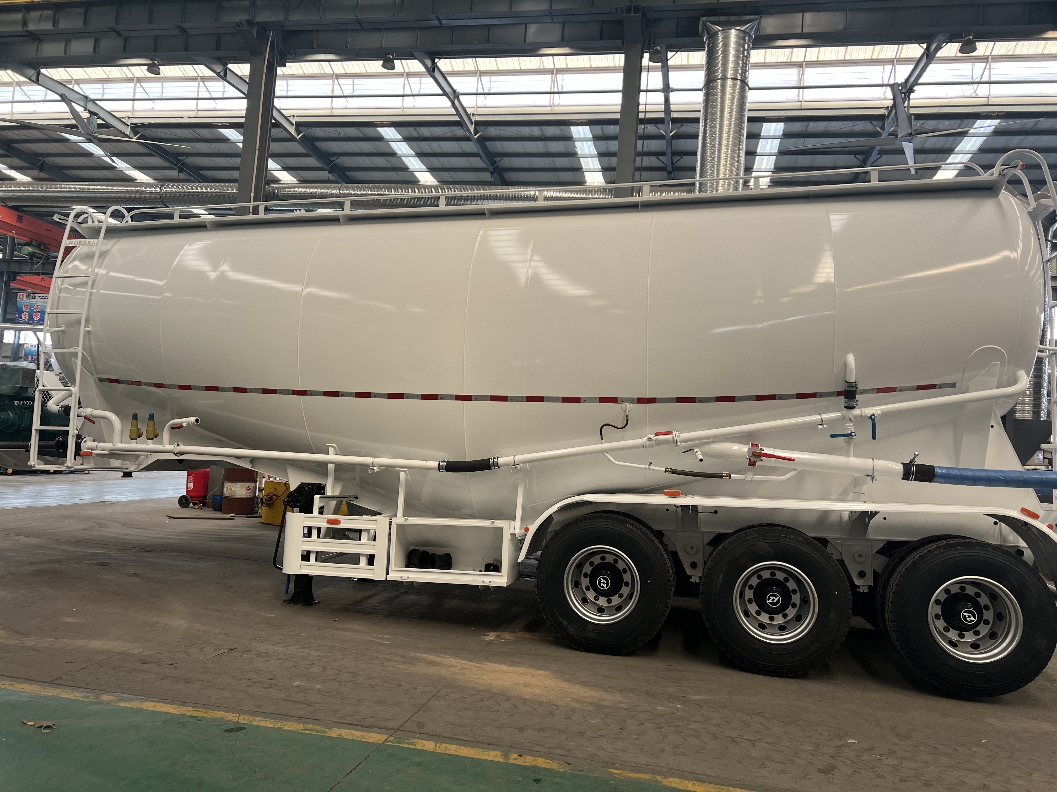 Вантажівки Derun Cement Tanker відправляються до Замбії, посилюючи місцеву транспортну інфраструктуру