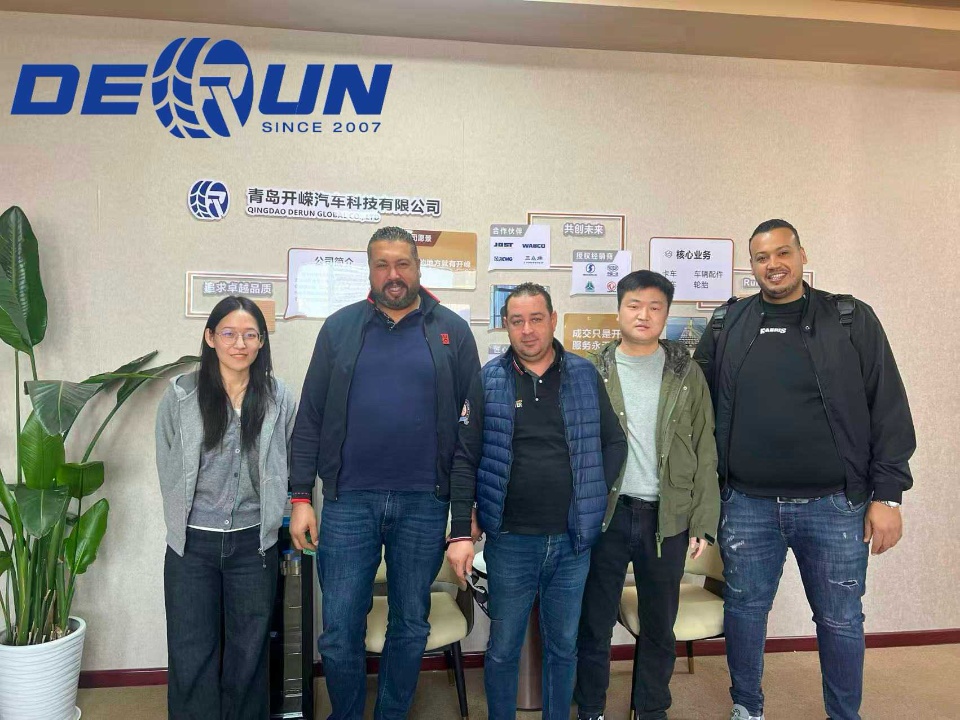 Клієнт з Алжиру відвідав автомобіль Shandong Derun Клієнт з Алжиру відвідав автомобіль Shandong Derun