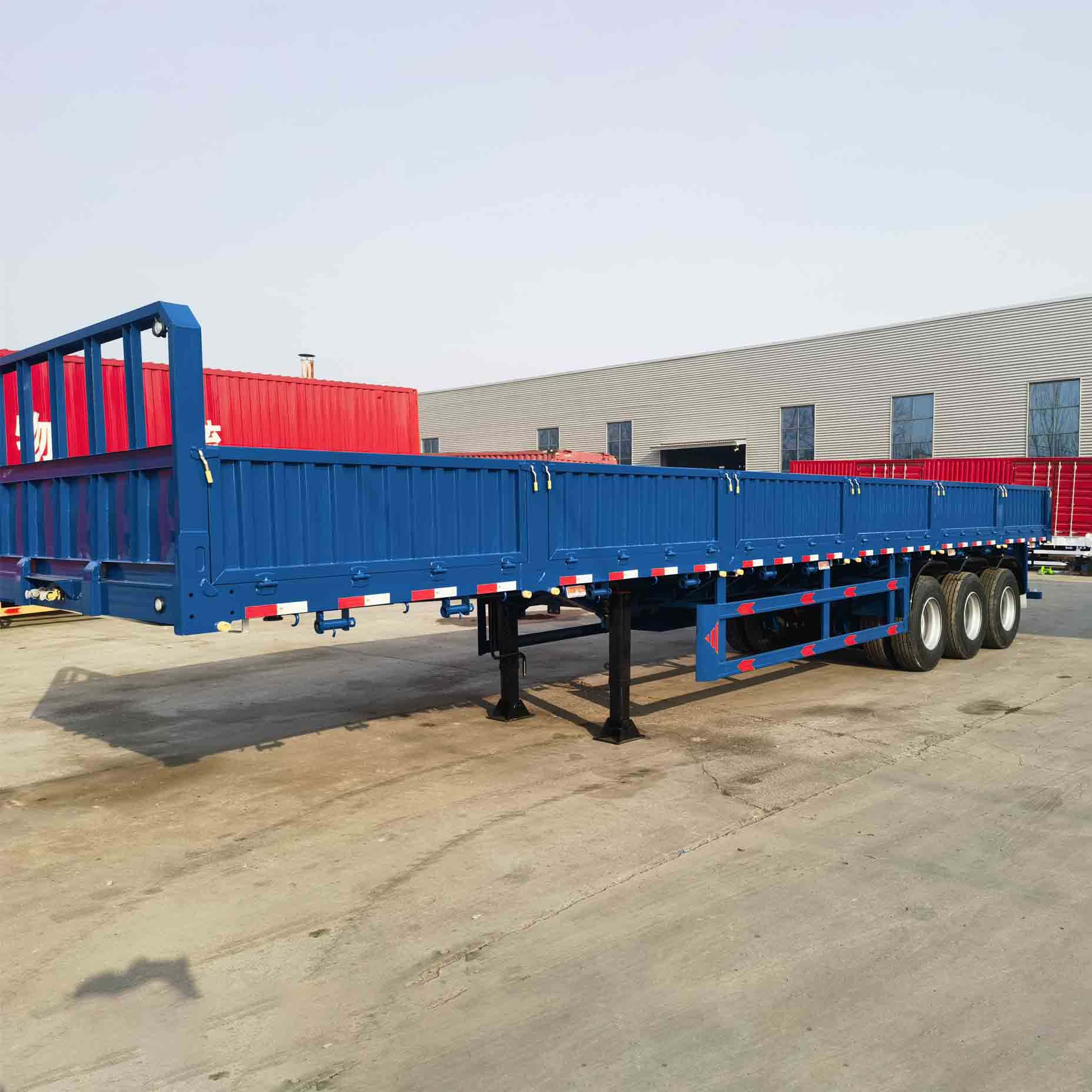 Три-осячний напівпідвісний трейлер Dropside, призначений для Алжиру